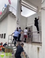 事发屯昌！一女子站学校建筑高处情绪激动，多次拒绝民警靠近…… - 海南新闻中心