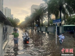海口暴雨袭城 市民艰难涉水 - 中新网海南频道