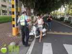 罚款30元！这些人骑电动自行车不戴安全头盔被海口交警曝光 - 海南新闻中心