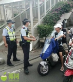罚款30元！这些人骑电动自行车不戴安全头盔被海口交警曝光 - 海南新闻中心