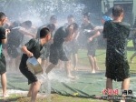 端午假期军营上演“泼水狂欢” - 中新网海南频道