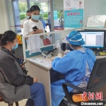 海南省人民医院发热门诊医护人员正在看诊。　海南省人民医院供图 - 中新网海南频道