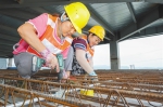 日前，在中交海南总部基地项目，工程人员正在预埋管线。 - 中新网海南频道
