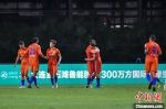 图为长春亚泰队球员王华鹏(左)与山东泰山队球员刘洋拼抢。　骆云飞 摄 - 中新网海南频道