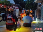 消防救援人员转移疏散被困群众。　莫文彬 摄 - 中新网海南频道