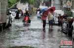 　三亚城区低洼路段积水严重。　王晓斌 摄 - 中新网海南频道