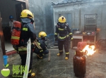 险！澄迈一村民家厨房煤气罐起火 消防员及时抬出“火雷” - 海南新闻中心