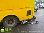 事发海口！电动车倒地滑进公交车底，致一人受伤 - 海南新闻中心