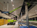 环岛高铁三亚站站台雨棚柱及外露钢桁架防腐工程完工 - 中新网海南频道