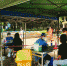 7月17日，医务人员在海口紫金花园为市民做核酸采样。 关向东 摄 - 中新网海南频道