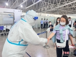 刚刚，首批125名滞留三亚旅客乘机返回西安 - 中新网海南频道