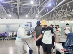 刚刚，首批125名滞留三亚旅客乘机返回西安 - 中新网海南频道