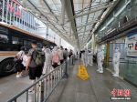 8月9日，首批因疫情滞留三亚的旅客乘坐大巴抵达凤凰机场三亚凤凰国际机场。 王晓斌 摄 - 中新网海南频道