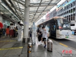 8月9日，首批因疫情滞留三亚的旅客乘坐大巴抵达凤凰机场三亚凤凰国际机场准备返程。 王晓斌 摄 - 中新网海南频道