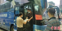 广东紧急调运200台大巴驰援海南 提高疫情转运效率 - 中新网海南频道