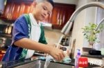 海口市长彤学校为学生布置了暑期劳动作业，学生在洗碗。学校供图 - 中新网海南频道