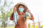 渔民展示收获的海鱼。见习记者 王程龙 摄 - 中新网海南频道