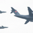 9月16日，空军两架战斗机为护送烈士遗骸的专机护航。 - 中新网海南频道