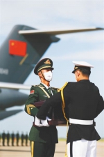 9月16日，在韩国仁川国际机场，中国人民解放军礼兵(左)从韩方接过中国人民志愿军烈士棺椁。(本栏图片均由新华社发) - 中新网海南频道