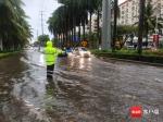全员上路加强疏导 海口公安交警全力保障强降雨天气道路畅通 - 海南新闻中心