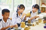 学生在学习陶艺品制作。屯昌县委宣传部供图 - 中新网海南频道