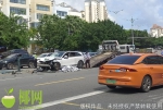 三亚突发！一辆越野车失控冲撞护栏导致多车受损，栏杆插在车头上…… - 海南新闻中心