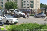三亚突发！一辆越野车失控冲撞护栏导致多车受损，栏杆插在车头上…… - 海南新闻中心