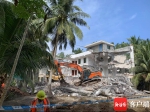 重拳出击！文昌多部门强制拆除一游客在东郊椰林违建的楼房 - 海南新闻中心