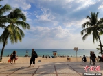 三亚海滩日渐热闹 市民游客乐享冬日暖阳 - 中新网海南频道