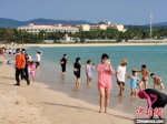 三亚海滩日渐热闹 市民游客乐享冬日暖阳 - 中新网海南频道