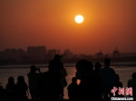 12月23日，市民游客在海口湾观赏落日美景。　凌楠 摄 - 中新网海南频道