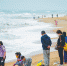 2022年12月31日，游客在琼海博鳌海滩游玩。特约记者 蒙钟德 摄 - 中新网海南频道