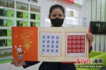 1月5日，集邮爱好者展示购买到的生肖邮票。黄文燕供图 - 中新网海南频道