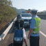 危险！一女子骑电动车上高速，三亚交警出手…… - 海南新闻中心