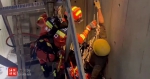 事发海口！一工人在电梯井内13层作业不慎摔倒，左脚被卡…… - 海南新闻中心