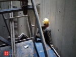 事发海口！一工人在电梯井内13层作业不慎摔倒，左脚被卡…… - 海南新闻中心