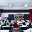 海南战略支援部队某部组织“学雷锋见行动”系列活动，图为官兵代表与学生的互动现场。鲁浩供图 - 中新网海南频道