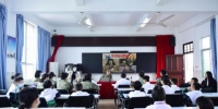 海南战略支援部队某部组织“学雷锋见行动”系列活动，图为官兵代表与学生的互动现场。鲁浩供图 - 中新网海南频道