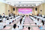 海口百名孕妇一起愉悦练瑜伽 专家：孕期做瑜伽有助顺产 - 海南新闻中心