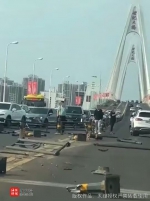 海口世纪大桥发生车祸！轿车撞断多节护栏，现场一片狼藉 - 海南新闻中心