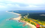 海南环岛旅游公路项目木兰湾段沥青上面层铺设完成 - 中新网海南频道