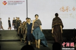 4月27日晚，2023年(第三届)海南锦绣世界文化周开幕式时装秀在海口举行。　张月和 摄 - 中新网海南频道