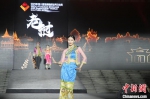 4月27日晚，2023年(第三届)海南锦绣世界文化周开幕式时装秀在海口举行，图为老挝民族服饰展示。　张月和 摄 - 中新网海南频道