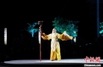 4月30日晚，大型实景演出《奇遇·五指山》在海南省五指山市上演，图为《奇遇·五指山》演出现场。　陈英清 摄 - 中新网海南频道
