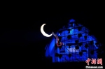4月30日晚，大型实景演出《奇遇·五指山》在海南省五指山市上演，图为《奇遇·五指山》演出现场。　陈英清 摄 - 中新网海南频道