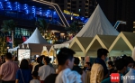 华彩·海口湾广场启幕 吸引许多市民前来感受海风轻拂 - 中新网海南频道