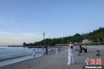 海南文昌木兰湾：新人扎堆拍婚纱照 - 中新网海南频道