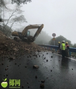 司机请绕行！陵昌线鹦哥岭路段发生二次塌方，仍有落石不间断掉落 - 海南新闻中心