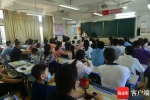 领新书，迎开学！海口小学生回校报到欢乐多 - 中新网海南频道