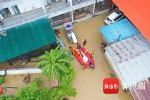 万宁一村庄因强降雨被淹，部分道路水位超1米，消防紧急救援被困群众 - 海南新闻中心